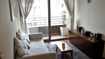 Departamento estándar, 2 habitaciones, con acceso para personas discapacitadas, vista a la ciudad | Sala de estar | Televisión de pantalla plana de 32 pulgadas con canales por cable