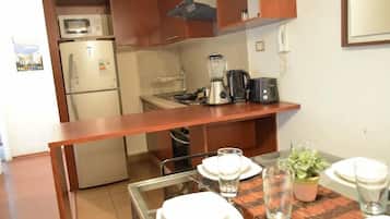 Departamento estándar, 2 habitaciones, con acceso para personas discapacitadas, vista a la ciudad | Servicio a la habitación