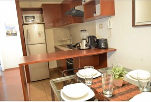 Appartement Standard, 2 chambres, accessible aux personnes à mobilité réduite, vue sur la ville | Repas dans la chambre