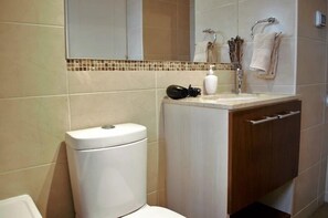 Standard Apartment, 2 Bedrooms, Accessible, City View | Bathroom