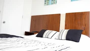 Departamento estándar, 2 habitaciones, con acceso para personas discapacitadas, vista a la ciudad | 2 habitaciones, tabla de planchar con plancha y wifi gratis