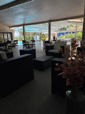 供应午餐和晚餐