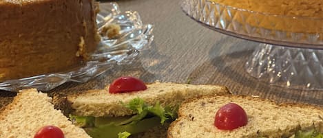 Uma mesa com sanduíches e bolos.