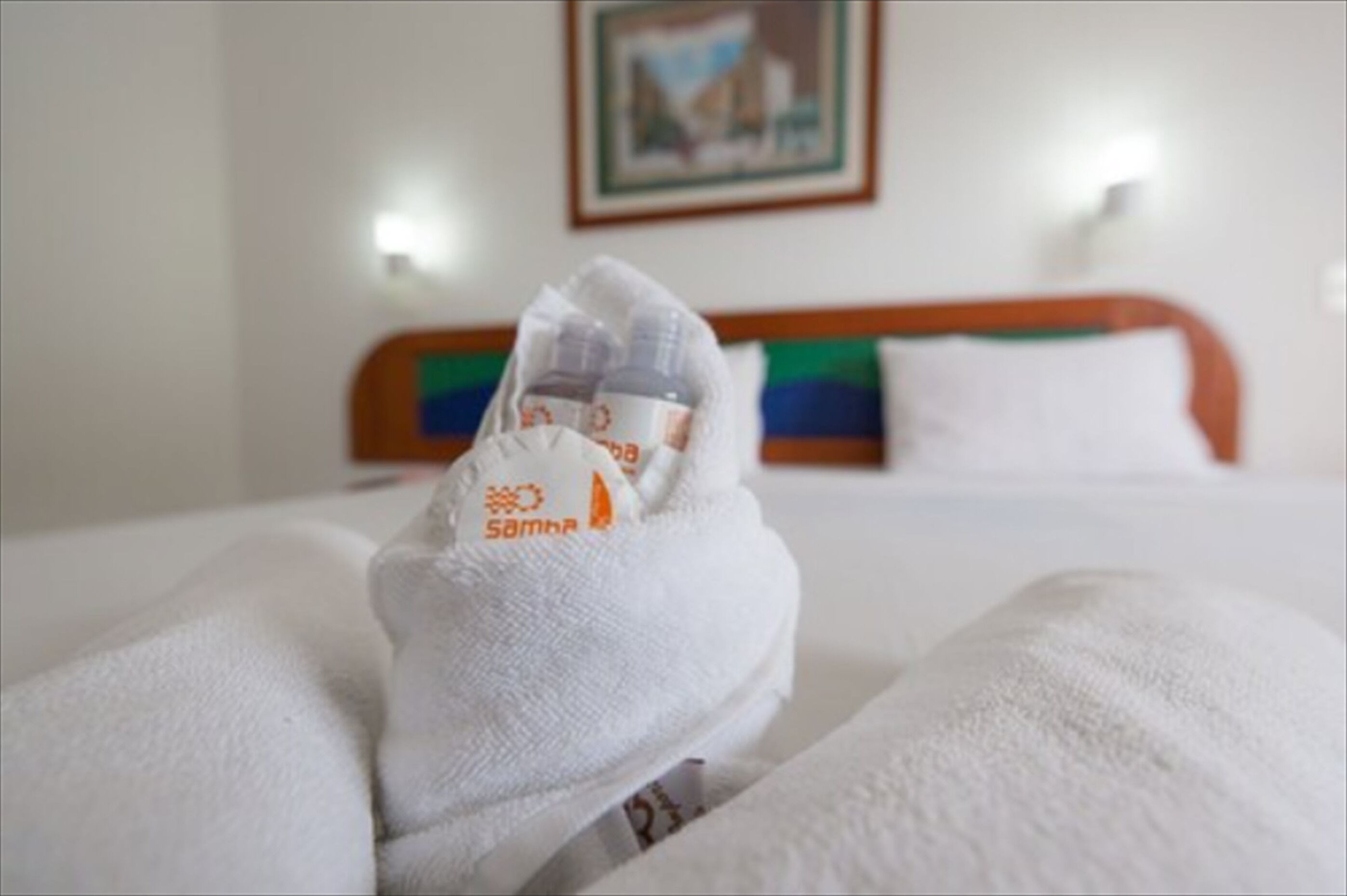 Un lit bien fait, recouvert d’une couverture blanche, et sur lequel repose un paquet étiqueté « Samba ».