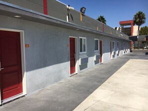 Property grounds - Clover Motel (Lynwood)