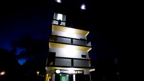 A multi-story building with a sign reading "POUSADA VELA MAR". - Pousada Vela Mar (Maragogi)