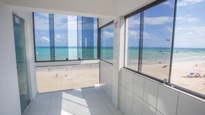 A balcony with a clear view of a beach and the ocean. - Pousada Vela Mar (Maragogi)