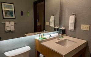 Room, 1 King Bed | Premium bedding, desk, iron/ironing board, free WiFi