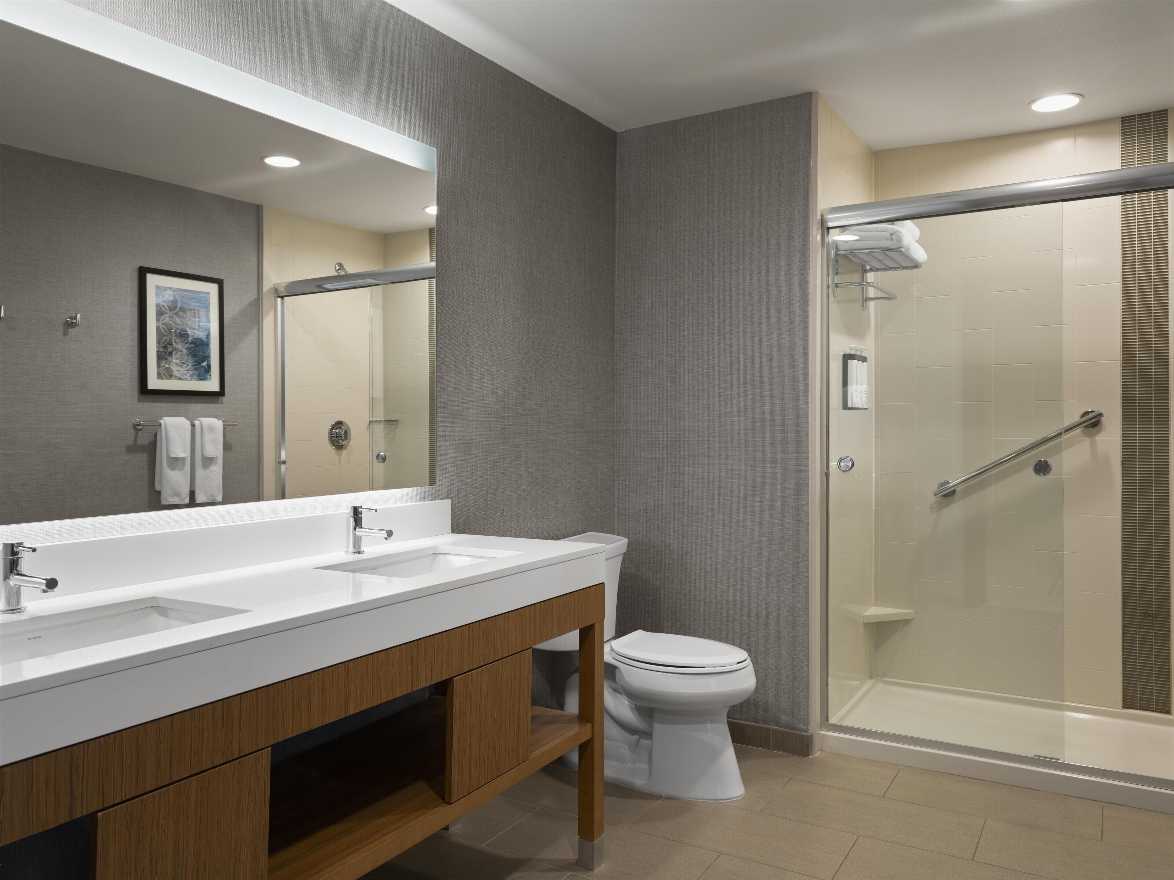Suite, 1 cama de matrimonio grande con sofá cama | Baño | Artículos de higiene personal gratuitos y toallas
