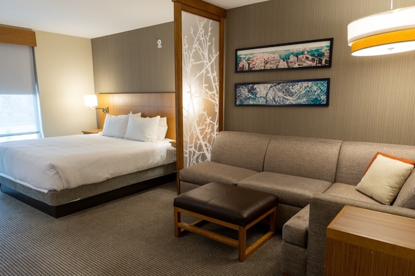 Roba de llit d'alta qualitat, escriptori i planxa i posts de planxar