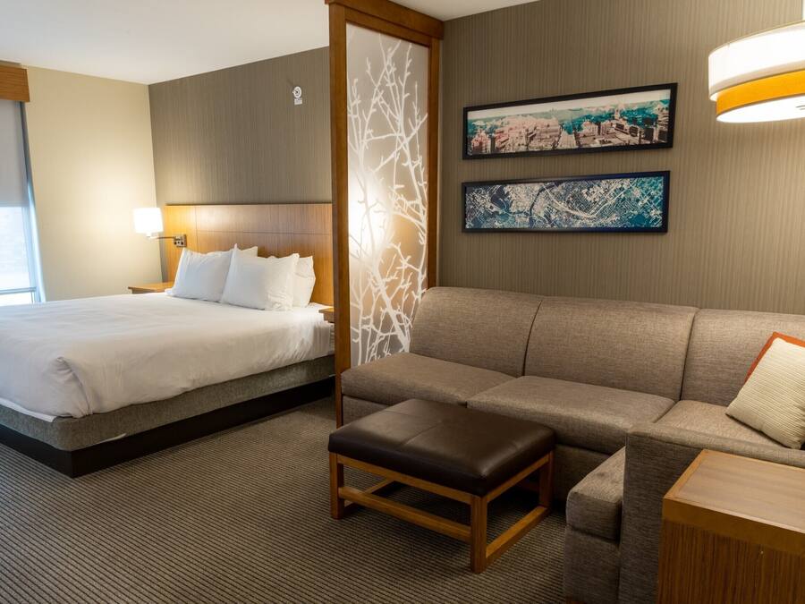 Hochwertige Bettwaren, Schreibtisch, BĂŒgeleisen/BĂŒgelbrett