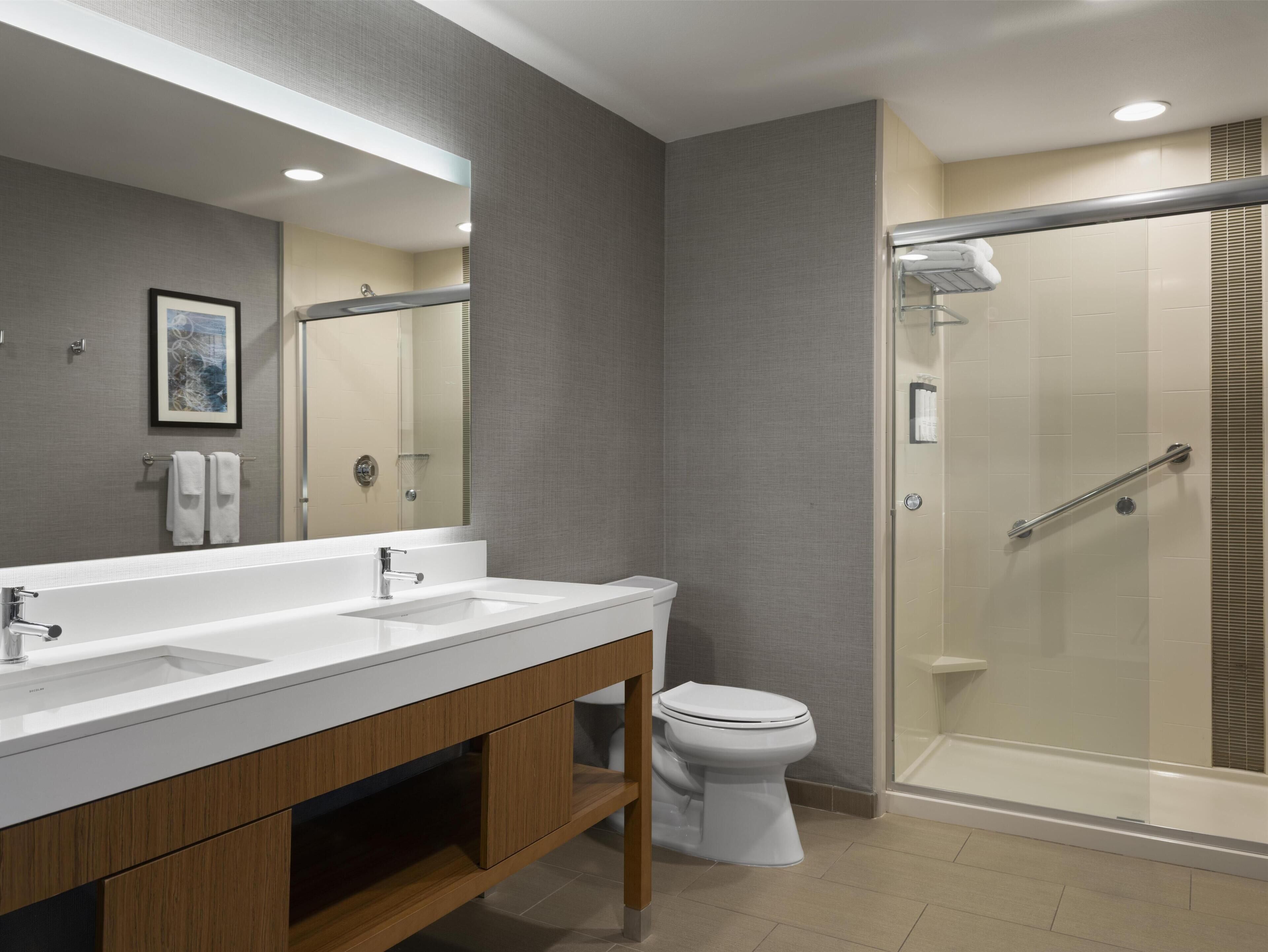 Suite, 1 cama de matrimonio grande con sofá cama | Baño | Artículos de higiene personal gratuitos y toallas