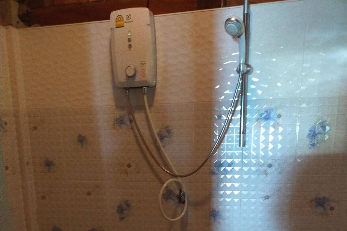 Superior Bungalow with Saeview | Bathroom | Shower, free toiletries, towels