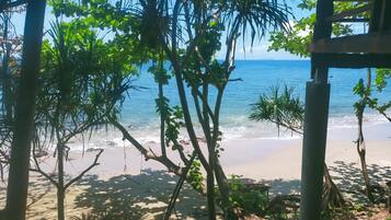 Playa privada, camastros, sombrillas y toallas de playa