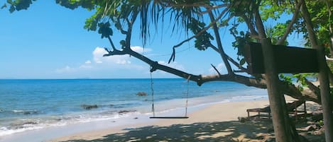 Pantai persendirian, kerusi lepak pantai, payung, tuala pantai