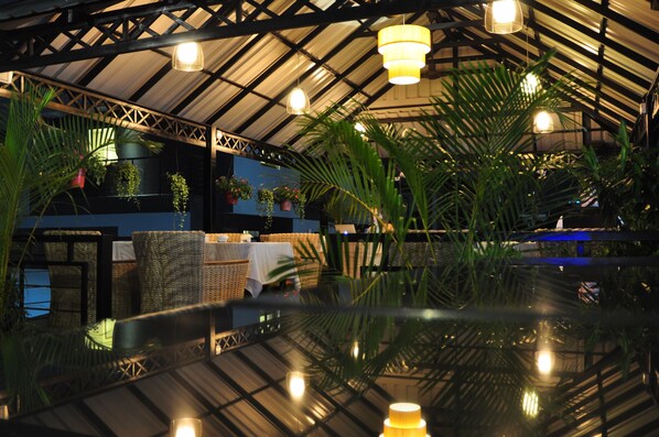 المنشأة من الداخل