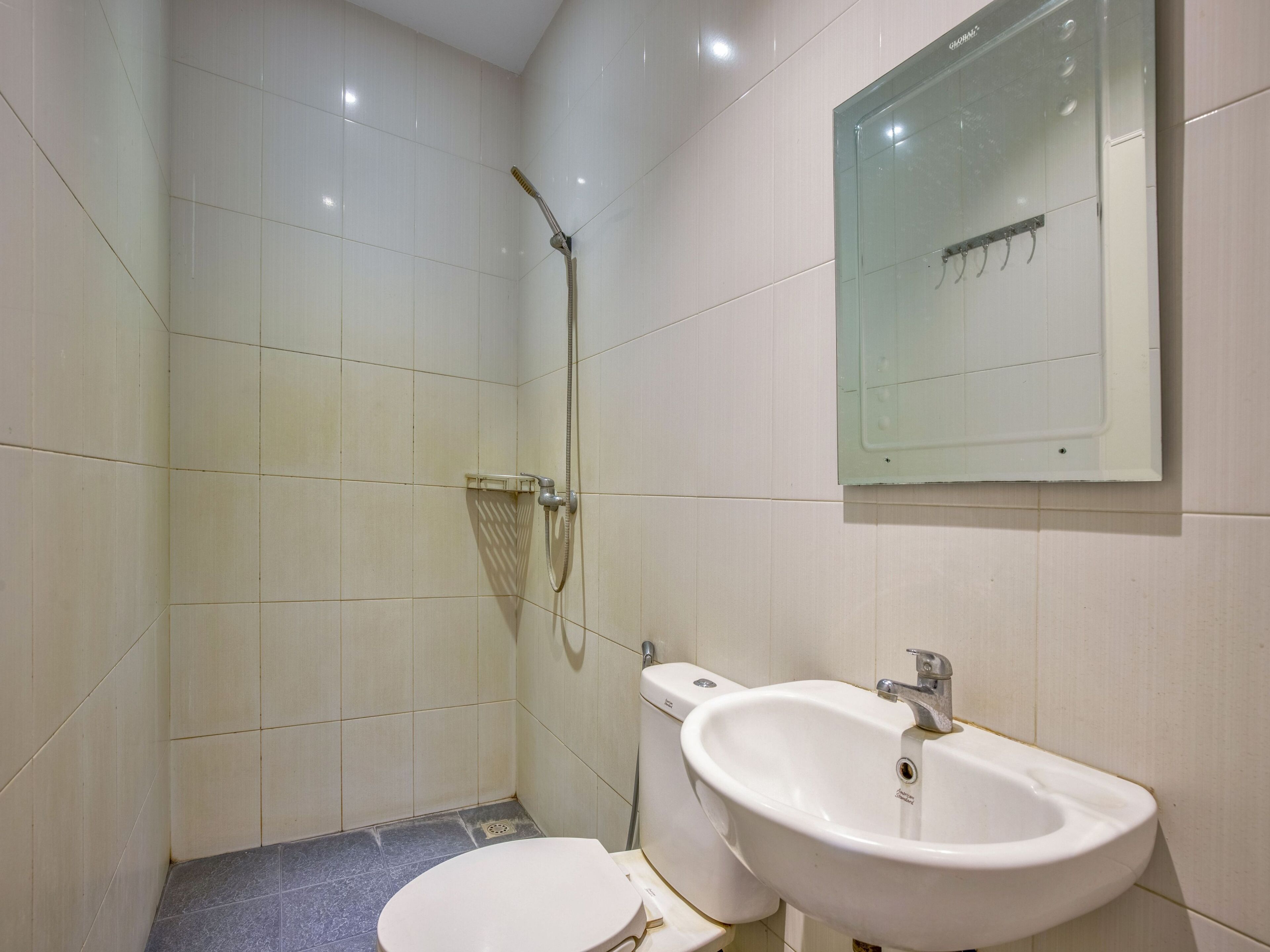 standard double room | bathroom | shower, free toiletries, bidet, towels