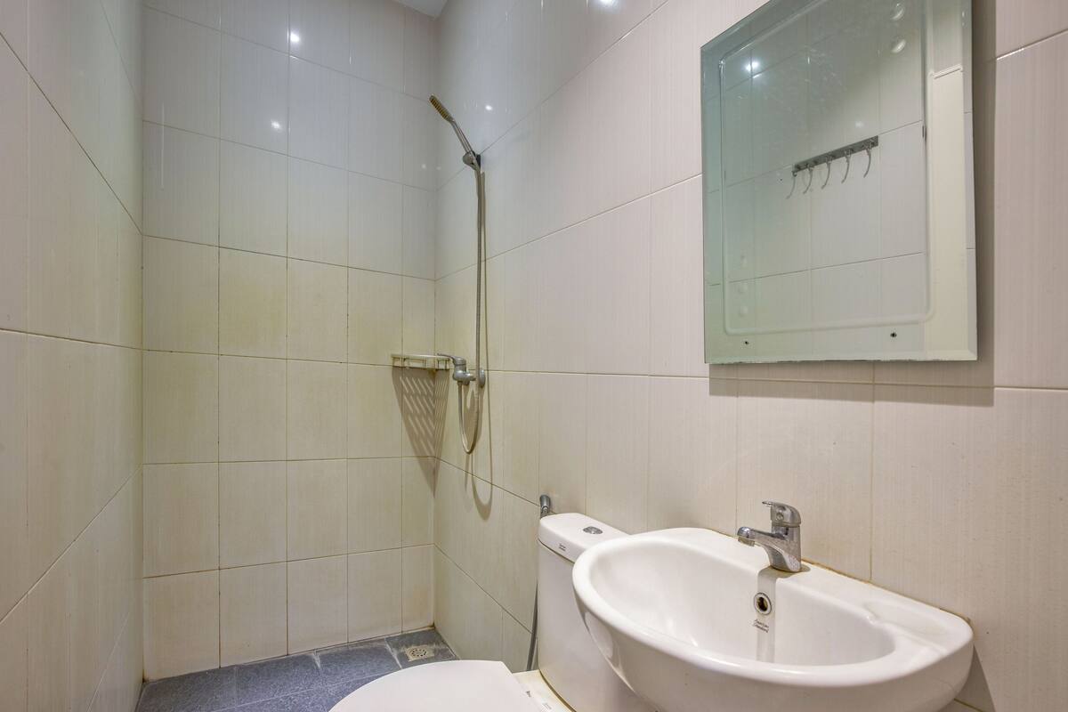 standard double room | bathroom | shower, free toiletries, bidet, towels