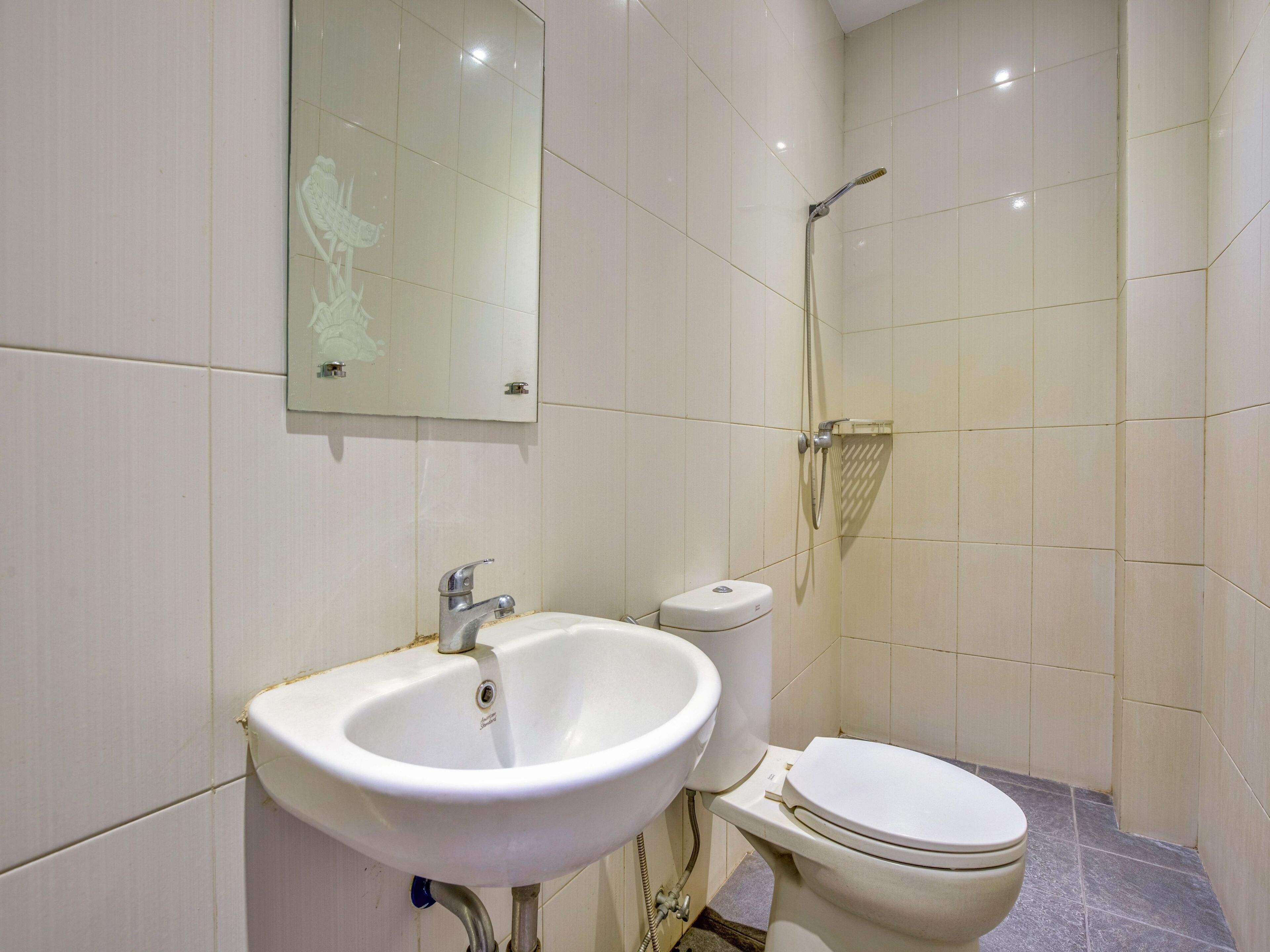 standard twin room | bathroom | shower, free toiletries, bidet, towels