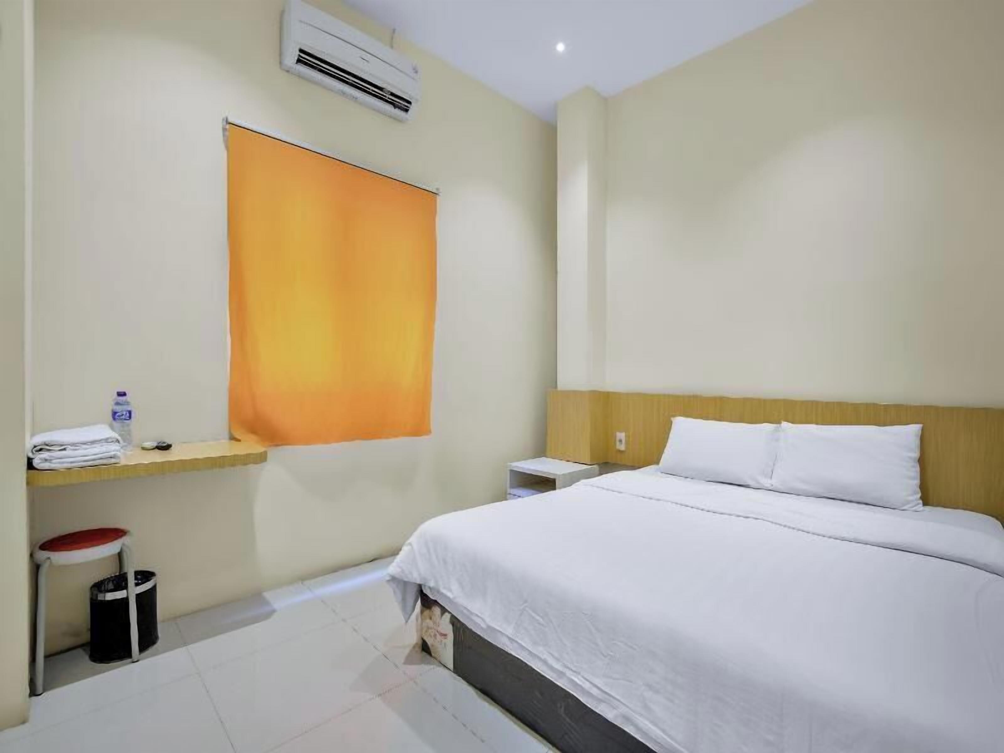 Desk, soundproofing, free WiFi, bed sheets