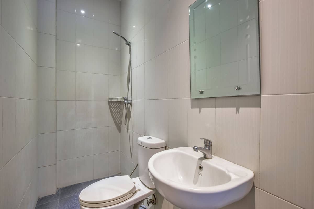 standard triple room | bathroom | shower, free toiletries, bidet, towels