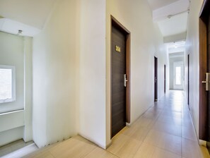 Desk, soundproofing, free WiFi, bed sheets - Vivo Stay (Medan)