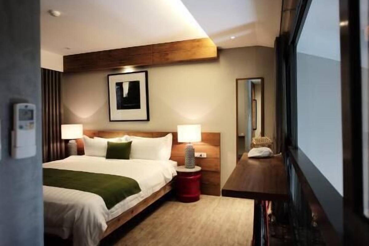 In-room safe, blackout curtains, free WiFi, bed sheets