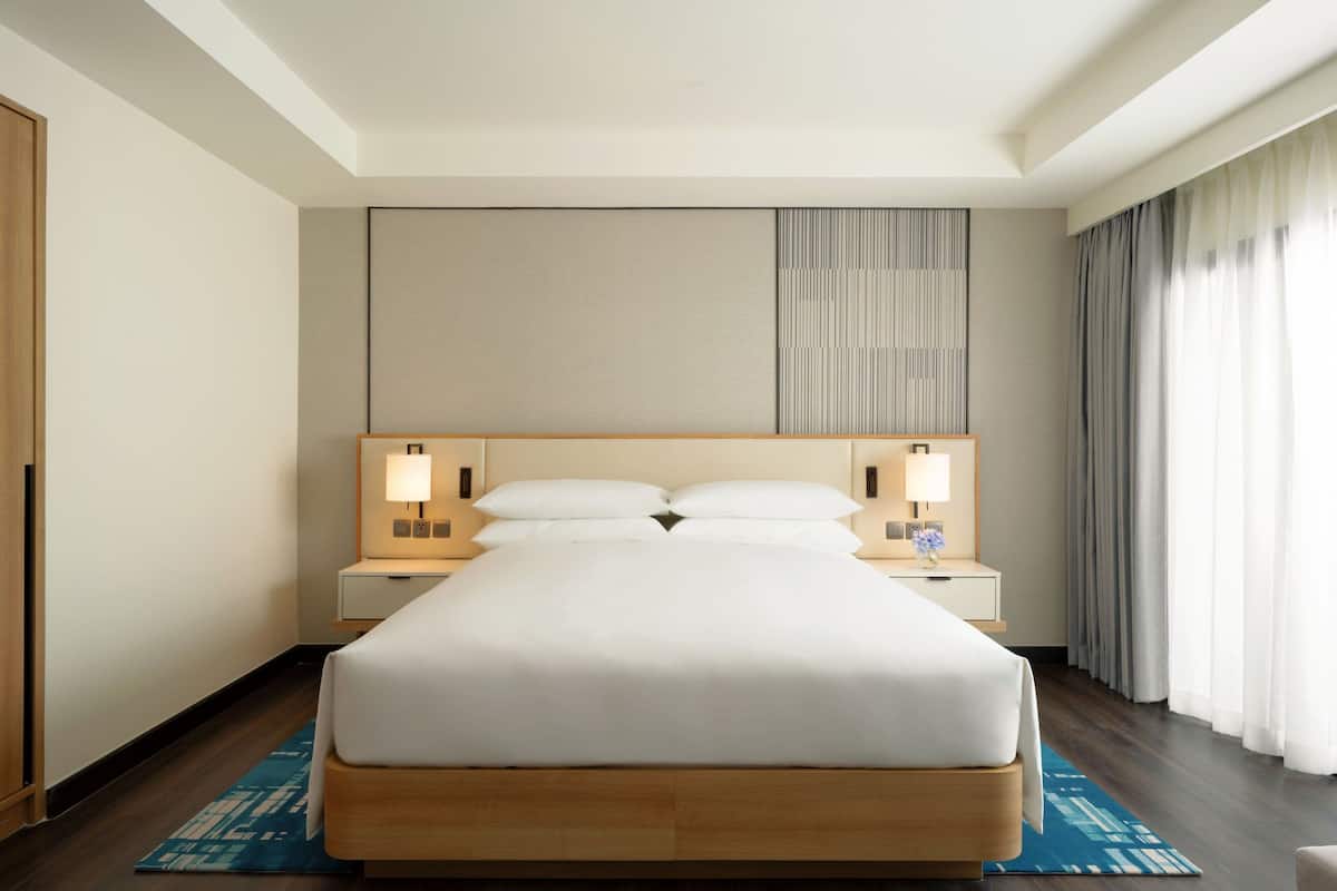 Studio Deluks, 1 Tempat Tidur King, pemandangan kota | 1 kamar tidur, brankas, meja kerja, dan tirai kedap cahaya