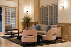 Coin salon dans le hall