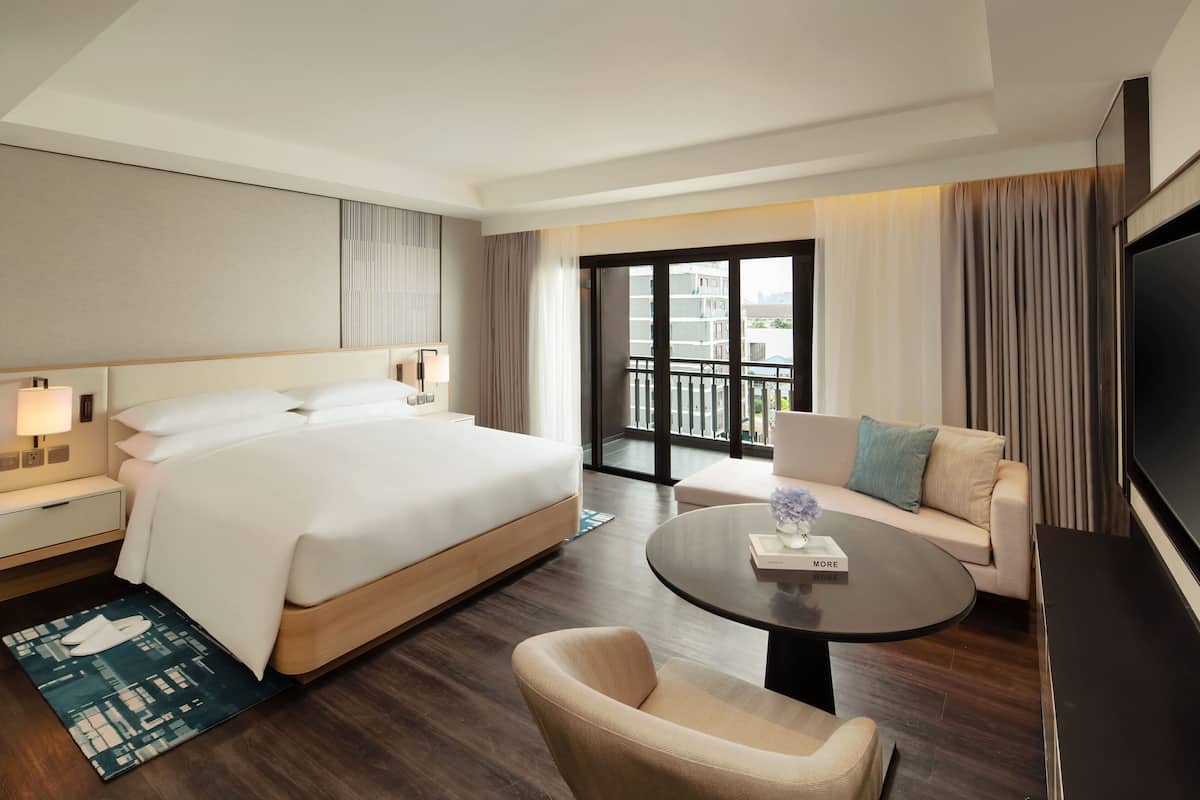 Studio Deluks, 1 Tempat Tidur King, balkon, pemandangan kota (Balcony) | 1 kamar tidur, brankas, meja kerja, dan tirai kedap cahaya