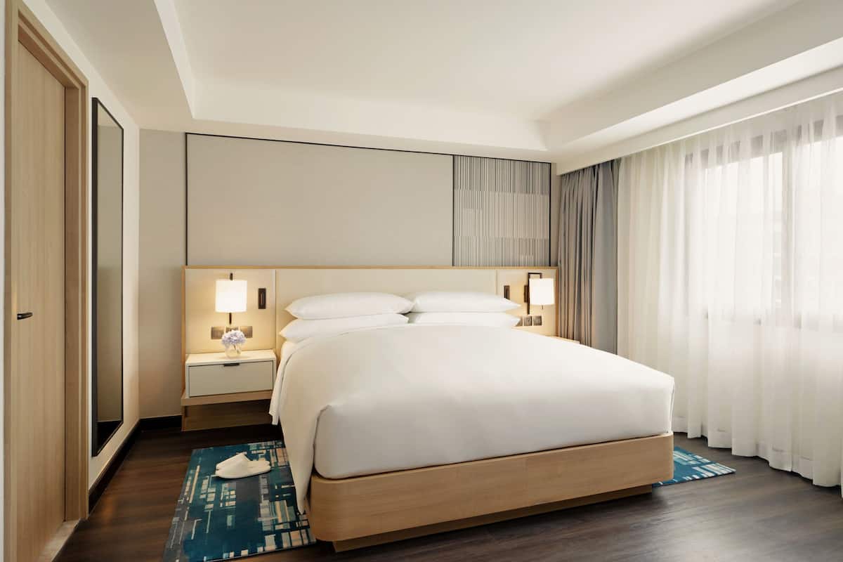 1 kamar tidur, brankas, meja kerja, dan tirai kedap cahaya