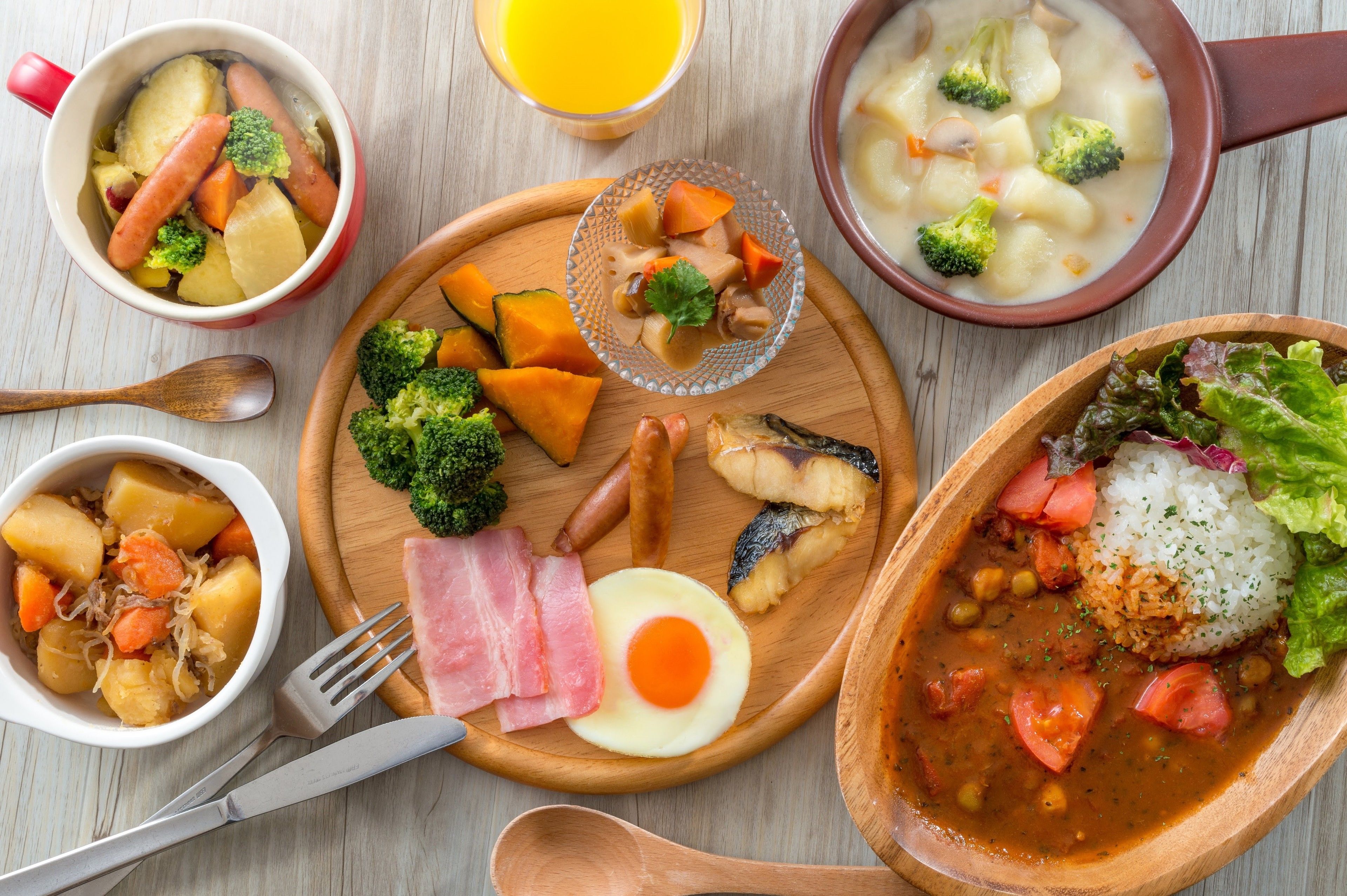 Daily buffet breakfast (JPY 2420 per person)