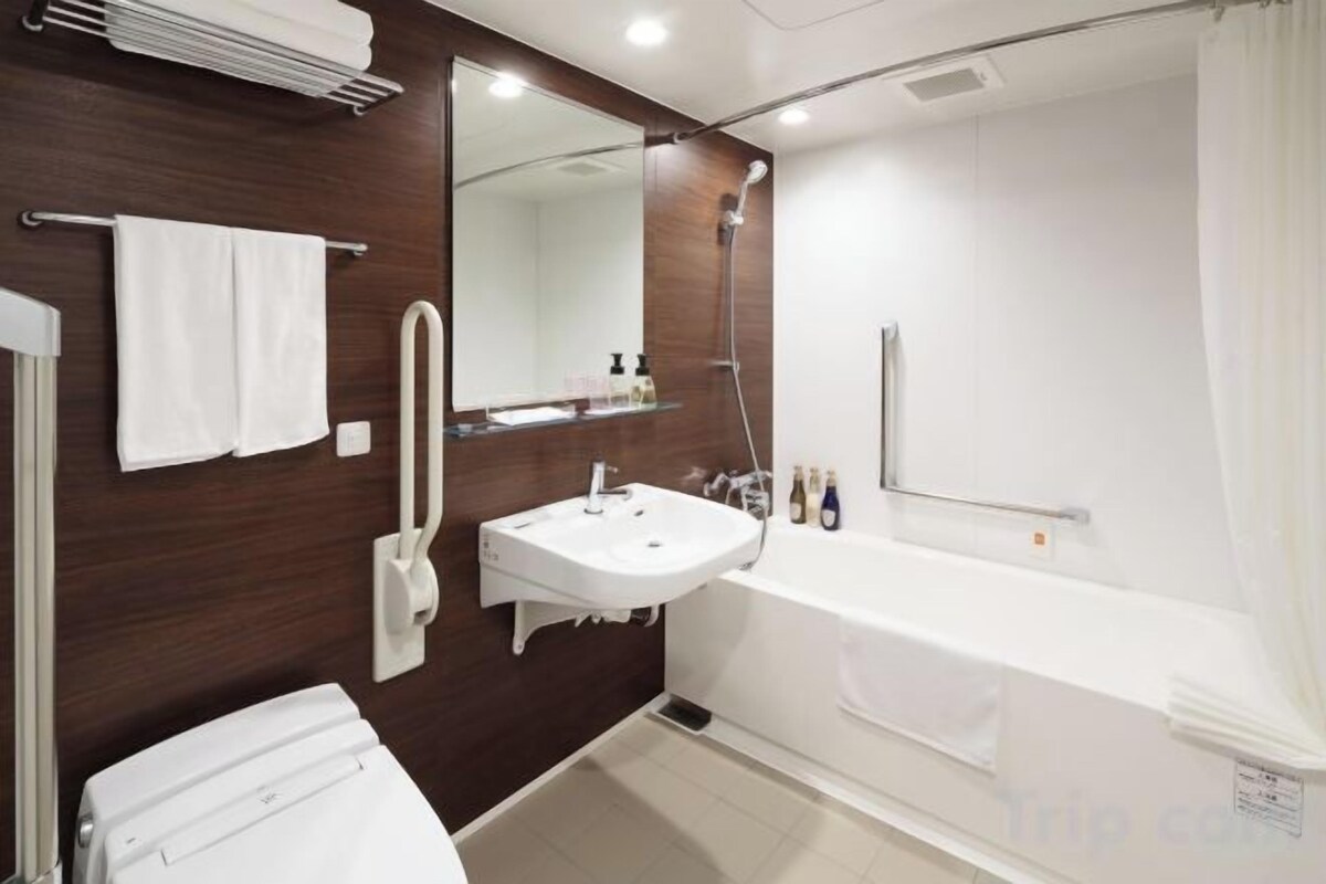 Bathroom | Combined shower/tub, free toiletries, hair dryer, slippers