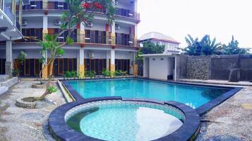 Una piscina al aire libre