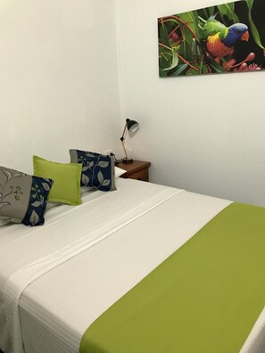 Premium bedding, desk, free WiFi, bed sheets - Royal Motel Tenterfield (Tenterfield)