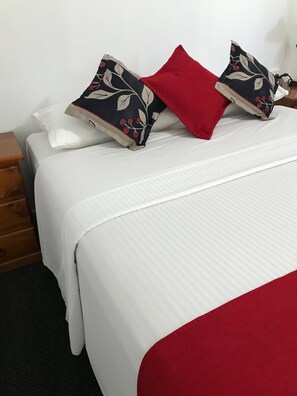 Premium bedding, desk, free WiFi, bed sheets - Royal Motel Tenterfield (Tenterfield)
