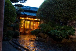 Front of property – evening/night - Ryokan Sennari (Beppu)