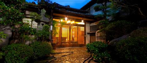 施設の正面 (日没後)