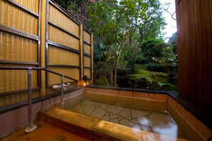 Combined shower/bathtub, free toiletries, hair dryer, slippers - Ryokan Sennari (Beppu)