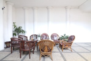 Terrace/patio - MADOR Malang Dorm Hostel (Malang)