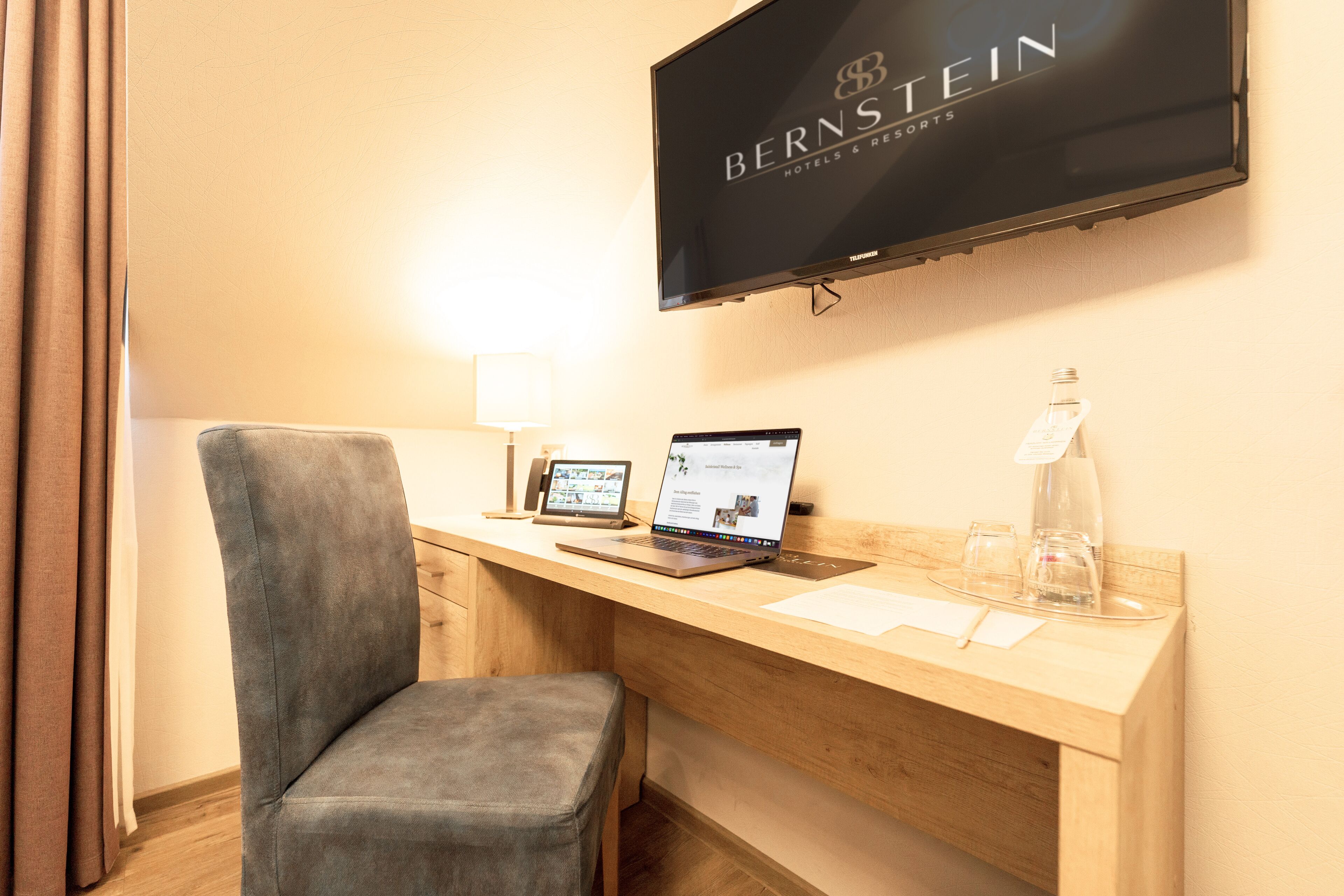 junior suite | living area | flat-screen tv