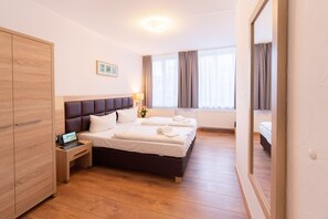 Family Room | Desk, blackout curtains, soundproofing, free WiFi - Bernstein Acamed Resort (Nienburg)