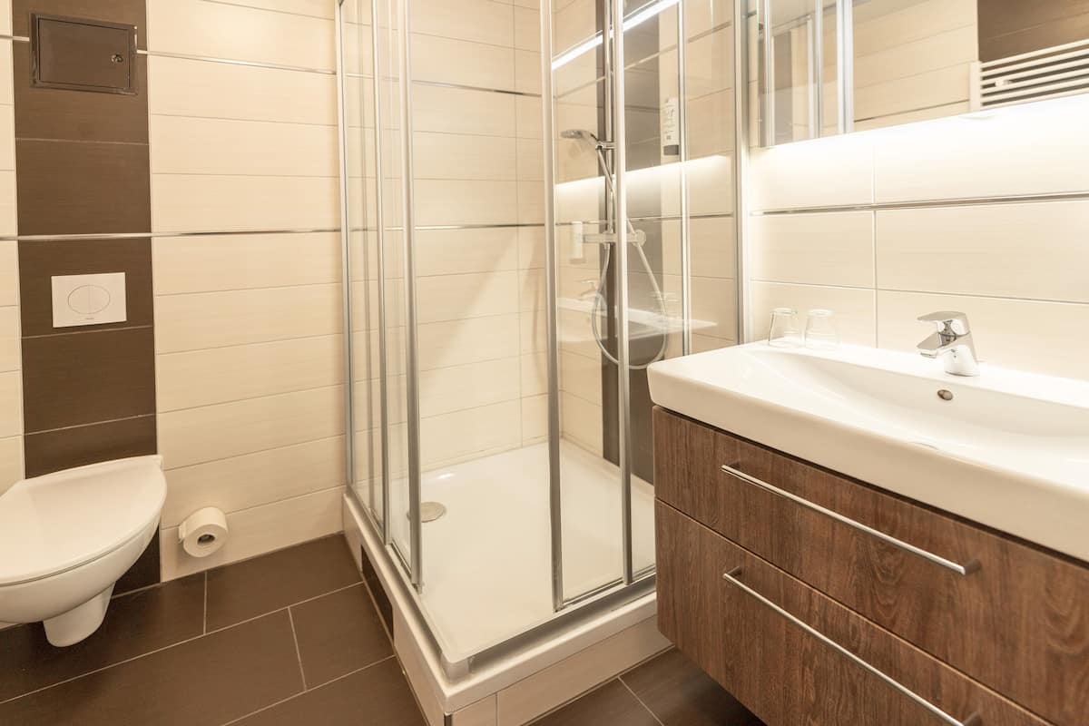 desk, blackout curtains, soundproofing, free wifi