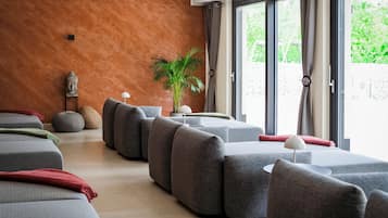 Sauna, Dampfbad, Körperbehandlungen, Warmsteinmassagen