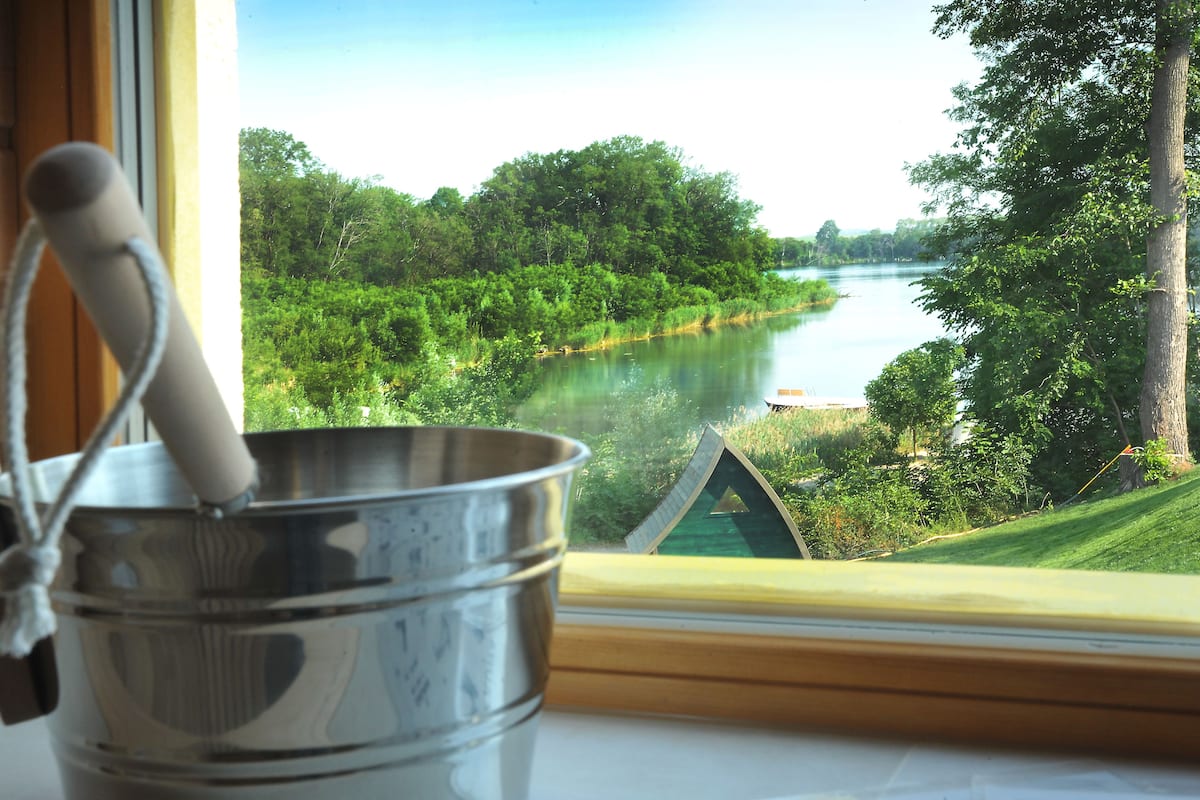 sauna, steam room, body treatments, hot stone massages, facials