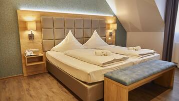 Escritorio, cortinas blackout, insonorización y wifi gratis