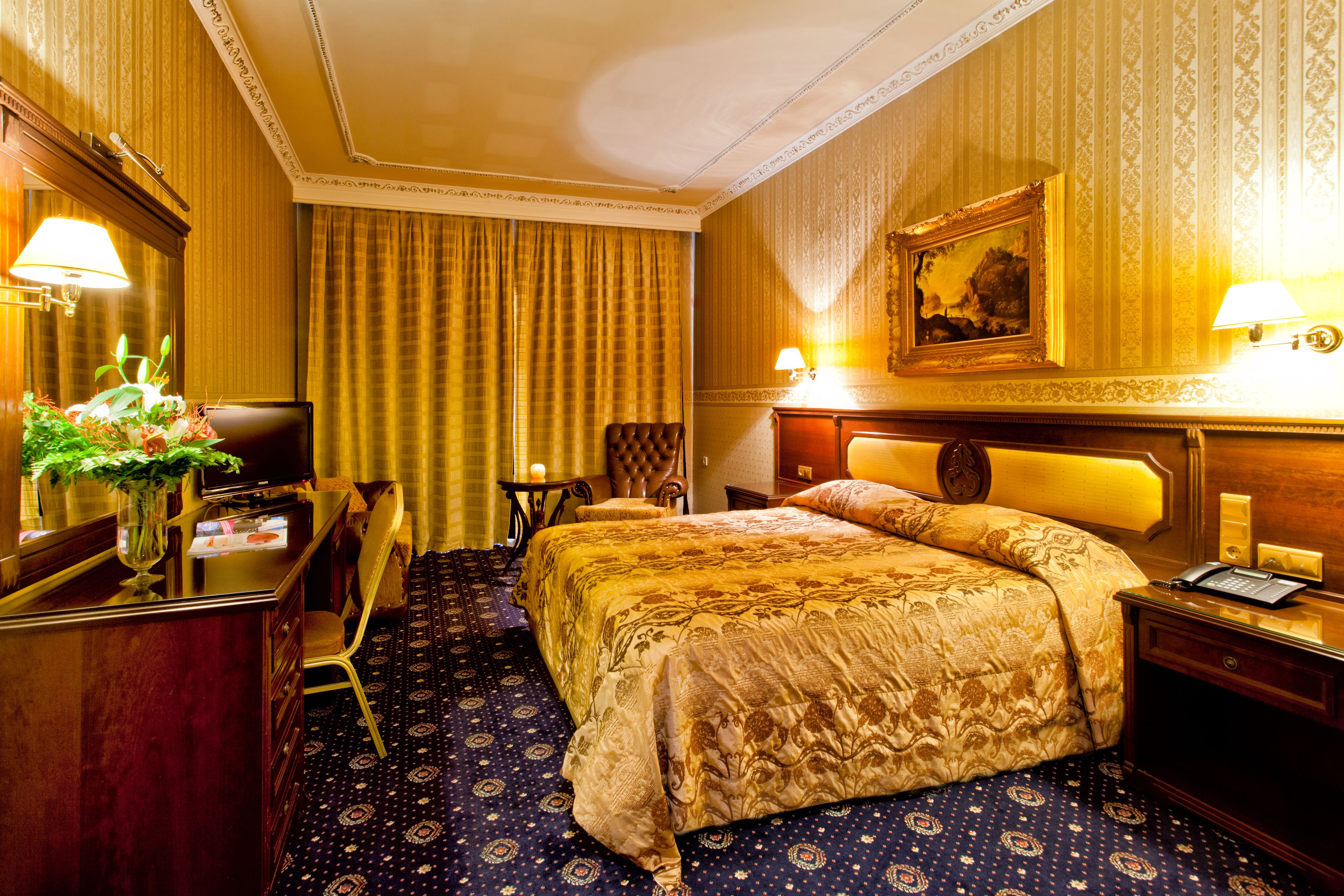 junior suite | minibar, in-room safe, desk, blackout curtains