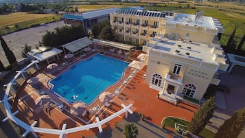 Piscina stagionale all'aperto, ombrelloni da piscina, lettini