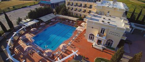 Kauden mukainen ulkouima-allas, aurinkovarjoja, aurinkotuoleja