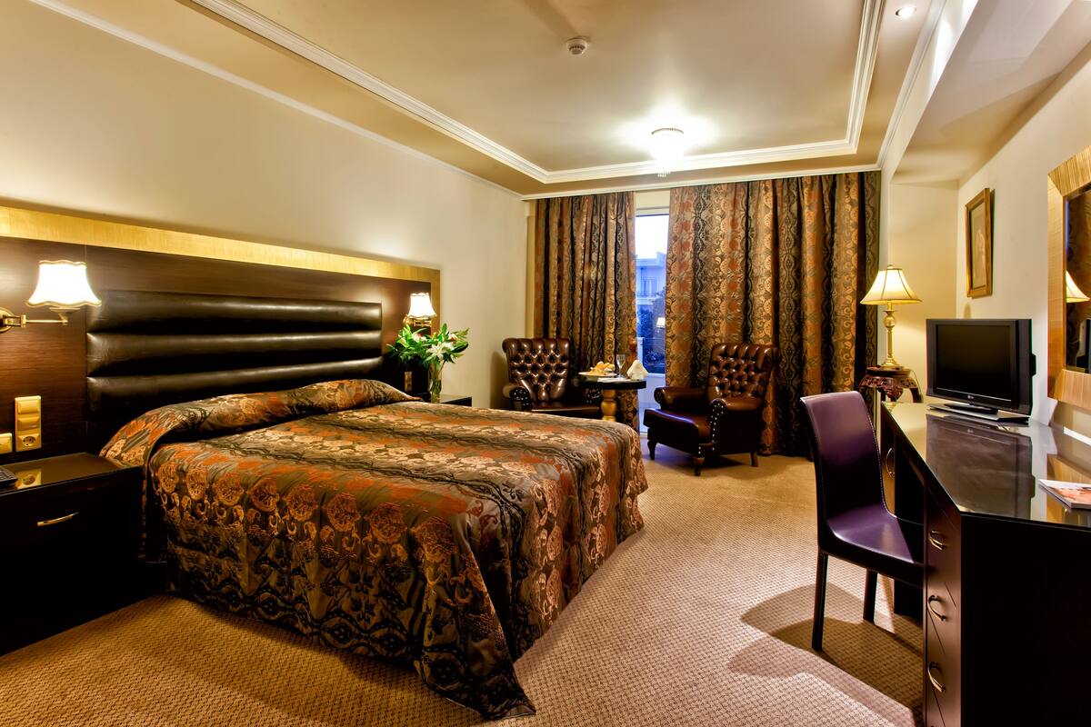 junior suite | minibar, in-room safe, desk, blackout curtains